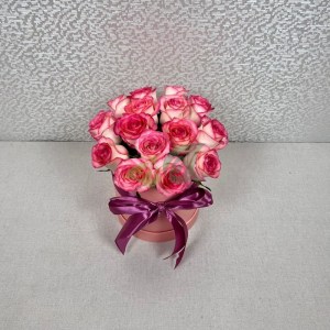 Розы розовые в коробке